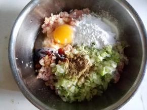 打入一个鸡蛋，放盐，淀粉，五香粉，胡椒粉，蚝油，料酒，鸡精调味。