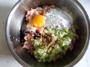 打入一个鸡蛋，放盐，淀粉，五香粉，胡椒粉，蚝油，料酒，鸡精调味。