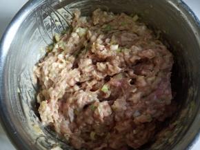 将肉馅拌匀。