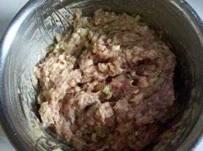 将肉馅拌匀。