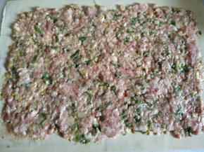 豆腐皮铺平，上面放肉馅抹匀。