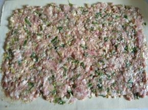 豆腐皮铺平，上面放肉馅抹匀。