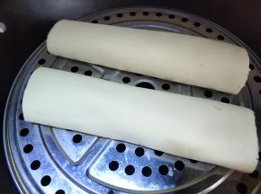 豆腐皮太长就切两段放篦子上，大火烧开水中火蒸二十分钟。