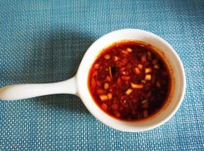 料碗调汁，放醋，生抽，葱花，鸡精，辣椒油，香油。