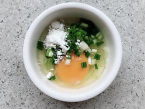 将葱，玉米淀粉和鸡蛋放入黄瓜细面中