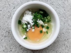 将葱，玉米淀粉和鸡蛋放入黄瓜细面中