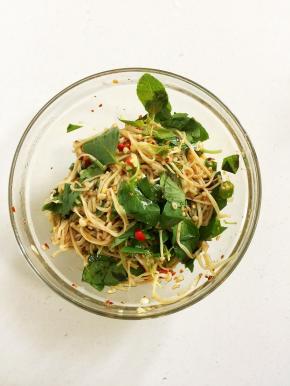 吃之前加入切好的荆芥翻拌均匀即可。