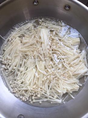 水烧开后，放入金针菇焯水2分钟。