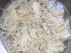 水烧开后，放入金针菇焯水2分钟。