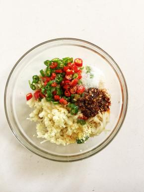 放入青红椒圈，蒜蓉，辣椒油，盐，香醋，生抽，香油，鸡精，糖。