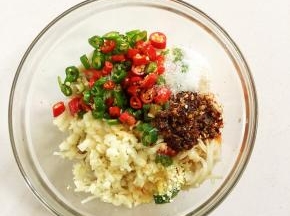 放入青红椒圈，蒜蓉，辣椒油，盐，香醋，生抽，香油，鸡精，糖。