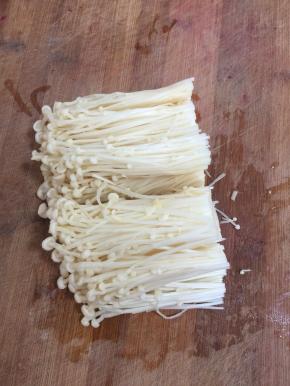 金针菇去掉根部，清洗干净备用。