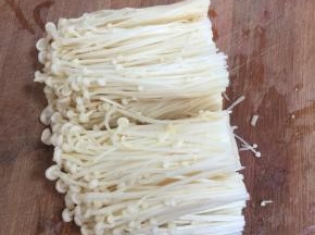 金针菇去掉根部，清洗干净备用。