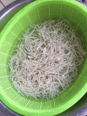 焯好水的金针菇捞出迅速过几遍凉水，让金针菇彻底冷却。