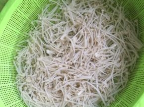 焯好水的金针菇捞出迅速过几遍凉水，让金针菇彻底冷却。