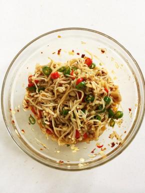 用筷子搅拌均匀腌制片刻。