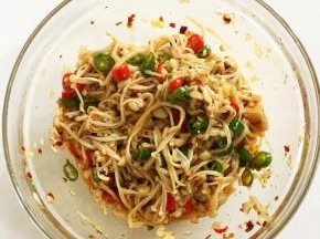 用筷子搅拌均匀腌制片刻。