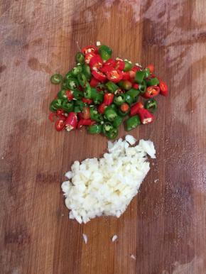 青尖椒和红尖椒切成圈，蒜瓣剁成蒜蓉备用。