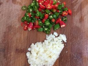 青尖椒和红尖椒切成圈，蒜瓣剁成蒜蓉备用。