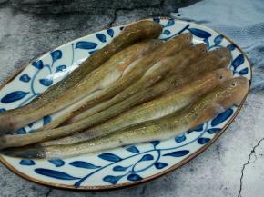 先将泥鱼用烫一点的水烫一下泥鱼表面，因为泥鱼表面有粘液，也是腥味的地方，多洗几遍，不要开水，不然直接烫熟了，就不用烧了