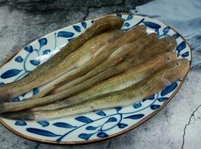 先将泥鱼用烫一点的水烫一下泥鱼表面，因为泥鱼表面有粘液，也是腥味的地方，多洗几遍，不要开水，不然直接烫熟了，就不用烧了