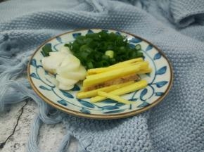 生姜，葱切好备用