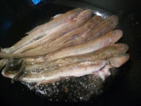 锅里放油，油热下泥鱼煎至两面微黄，刚放下去时不要去动它，易碎、等泥鱼底部定型后，轻轻翻