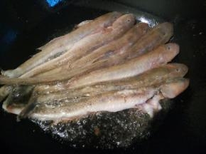 锅里放油，油热下泥鱼煎至两面微黄，刚放下去时不要去动它，易碎、等泥鱼底部定型后，轻轻翻