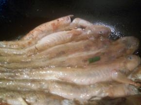 泥鱼煎至两面微黄就可以