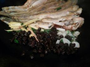 豆豉翻炒出香味