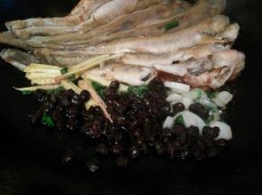 豆豉翻炒出香味