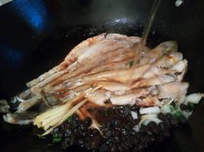 加料酒少许、清水少许、开大火煮开，中小火慢慢炖至泥鱼入味