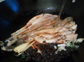 加料酒少许、清水少许、开大火煮开，中小火慢慢炖至泥鱼入味