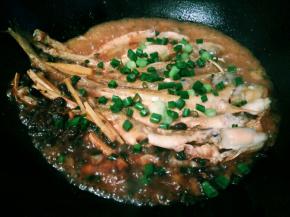 待泥鱼汤汁差不多时、加点鸡粉，撒点葱花拌一下就可以起锅，喜欢汤汁拌饭的，加清水的时候可以多放一点点