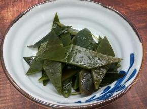 取一点盐渍海带，洗干净切片