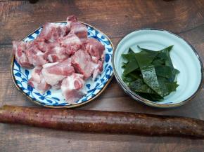 排骨一根，海带，山药准备齐全