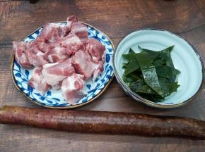 排骨一根，海带，山药准备齐全
