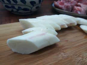 山药削皮切块、切块后需立即浸泡在盐水中，以防止氧化发黑、新鲜山药切开时会有黏液，极易滑刀伤手，可以先用清水加少许醋洗，这样可减少黏液、山药质地细腻，味道香甜，山药皮容易导致皮肤过敏，所以最好带手套用削皮，并且削完山药的手不要乱碰，马上多洗几遍手，要不然就会抓哪儿哪儿痒