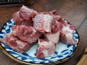 排骨冷水浸泡一下，泡出血水