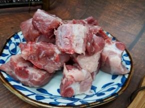 排骨冷水浸泡一下，泡出血水