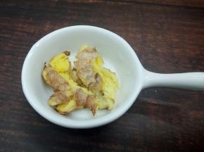 生姜拍碎备用