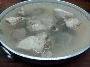 过里放适量的清水，加排骨、生姜、料酒 少许片焯水、水开再煮2 分钟，捞出排骨用清水冲洗沫沫，挑选排骨时、看排骨的外观新鲜的排骨外观颜色鲜红，最好好粉红色，不能太红或者太白