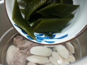 高压锅放适量清水、将排骨、山药、海带、生姜适量放入高压锅