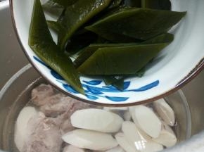 高压锅放适量清水、将排骨、山药、海带、生姜适量放入高压锅