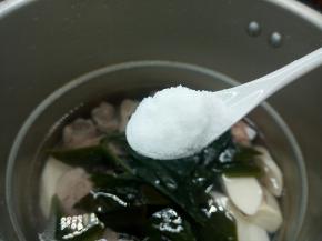 加盐一勺，盖上盖子、上汽后中小火再炖10分钟 ，不着急吃的可以慢慢放砂锅炖