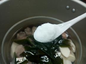 加盐一勺，盖上盖子、上汽后中小火再炖10分钟 ，不着急吃的可以慢慢放砂锅炖