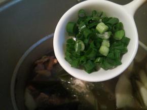 等高压锅蒸汽没有了，打开盖子，加一点葱花