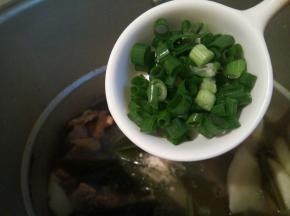 等高压锅蒸汽没有了，打开盖子，加一点葱花