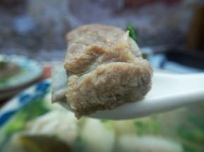 山药软糯、粉粉的、海带由于肉厚、柔韧爽滑、营养丰富、新鲜的海带更是带着一股淡淡的大海的气息，让我们在这个炎热的季节，仿佛置身凉爽的大海边一般、加上排骨的肉香味、汤汁实在是太美味了！