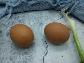 鸡蛋2个，还有小葱